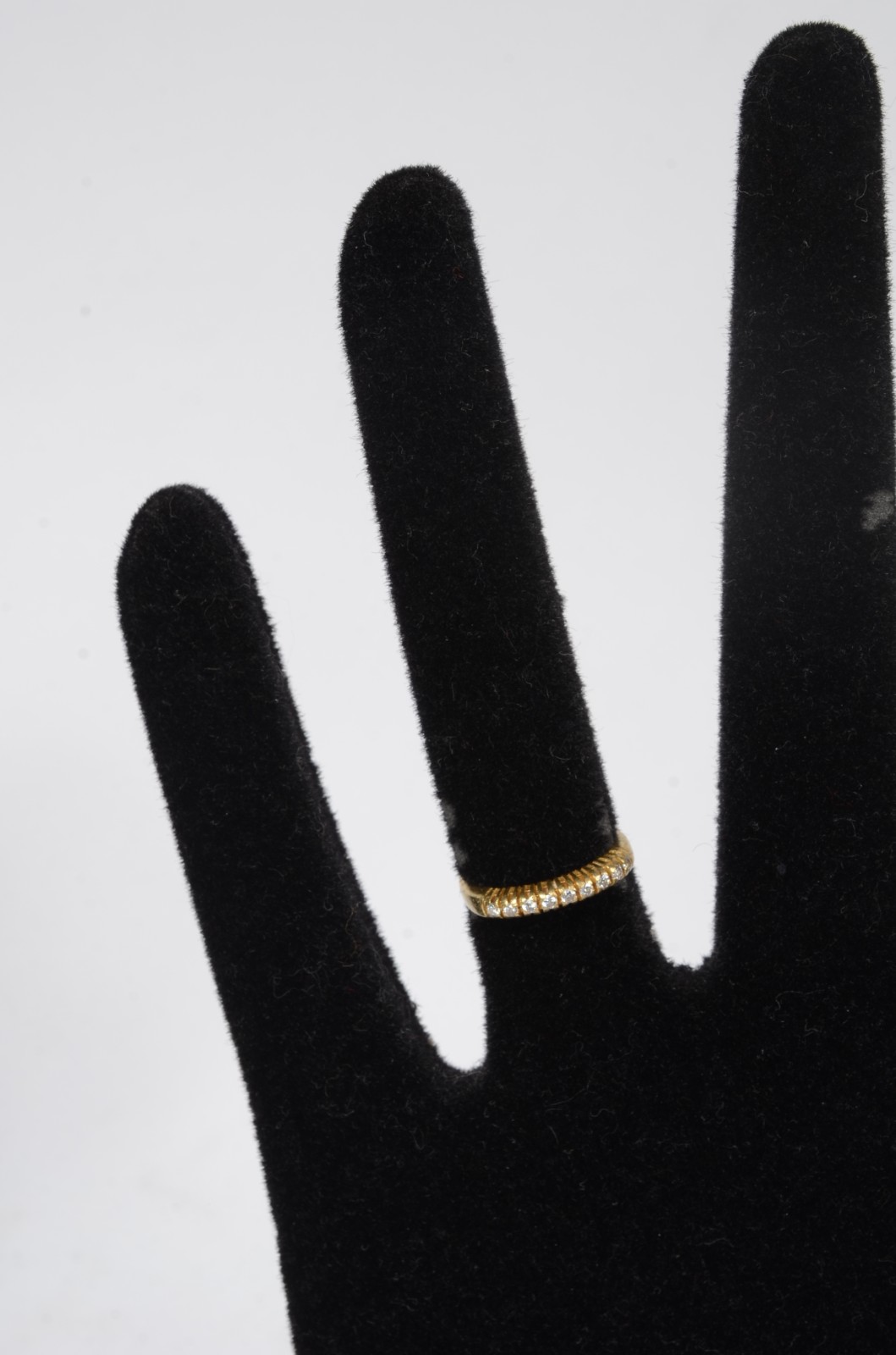 Meia aliança de ouro 18 k., contraste 750 mls com mini brilhantes... - foto 4 de 5