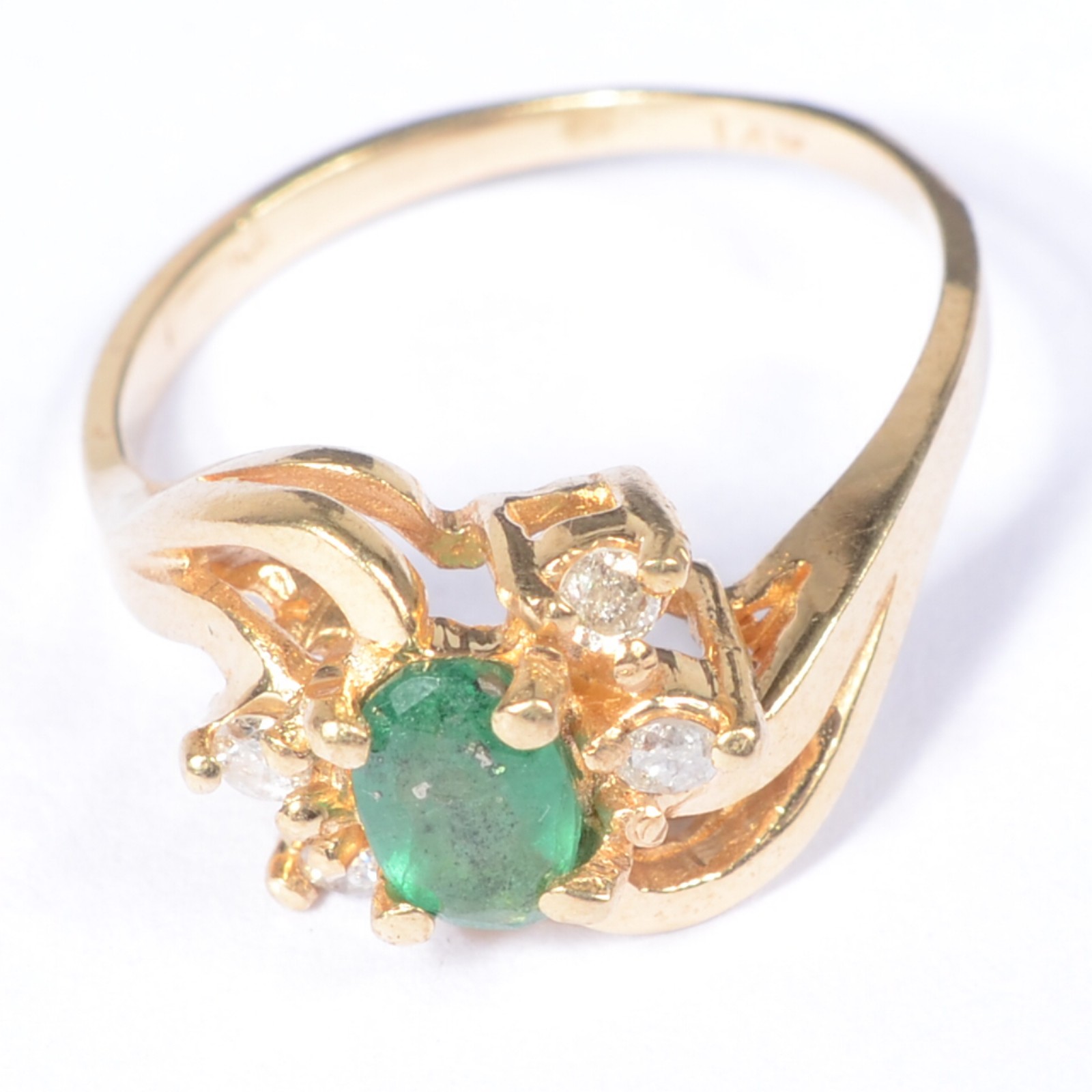 Anel de ouro 18 k., contraste 750 mls cravejado com brilhantes. Aro... - foto 1 de 6