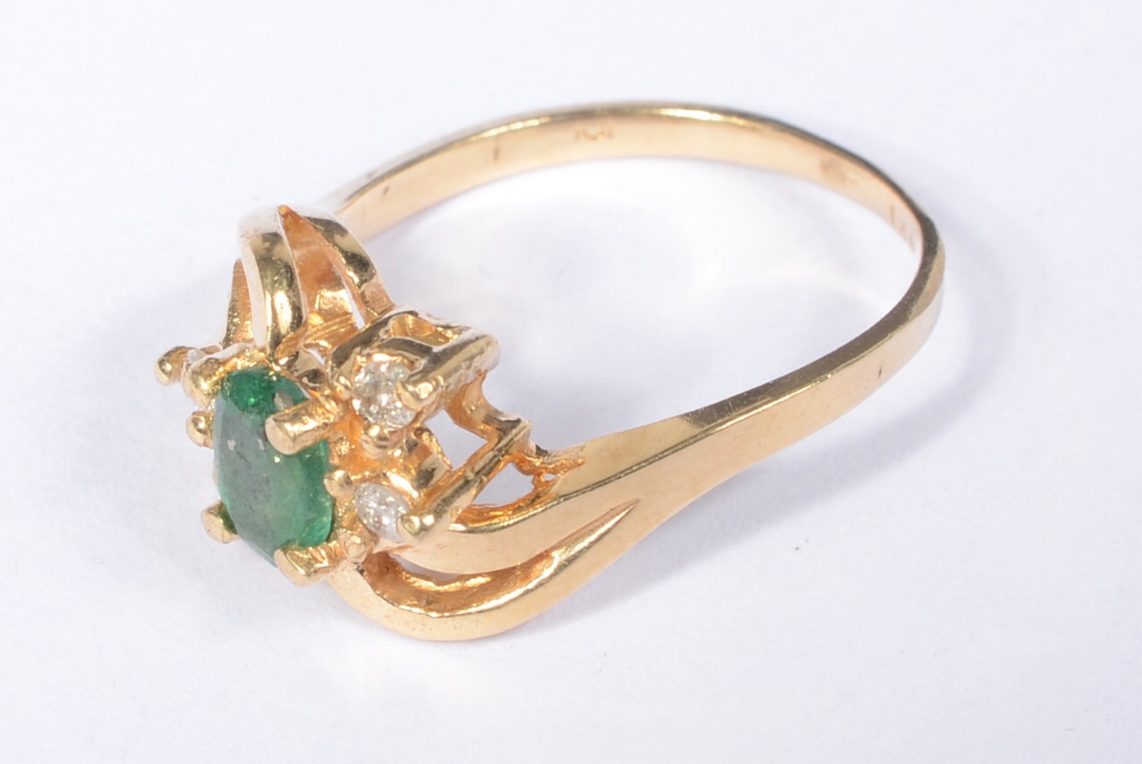 Anel de ouro 18 k., contraste 750 mls cravejado com brilhantes. Aro... - foto 2 de 6