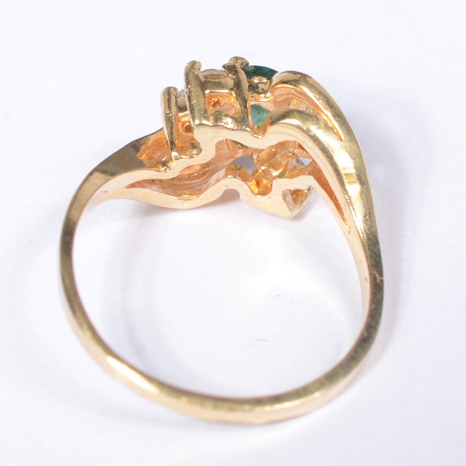 Anel de ouro 18 k., contraste 750 mls cravejado com brilhantes. Aro... - foto 3 de 6