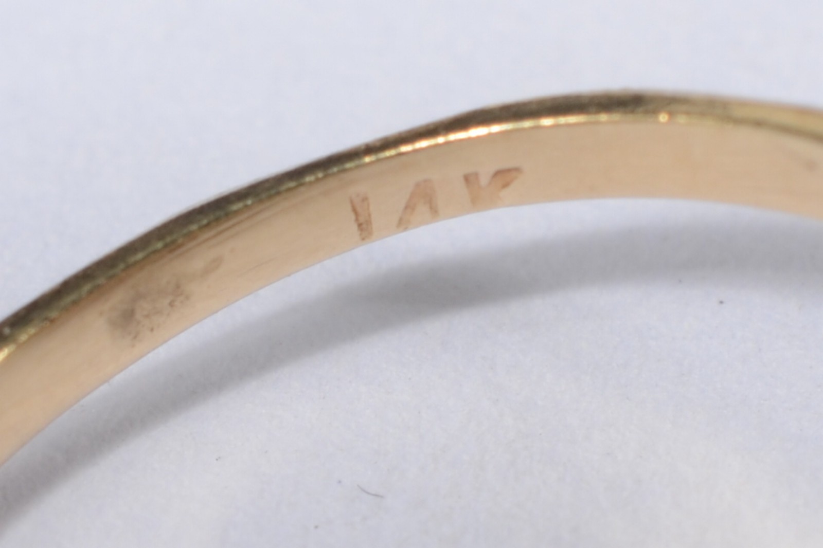 Anel de ouro 18 k., contraste 750 mls cravejado com brilhantes. Aro... - foto 4 de 6