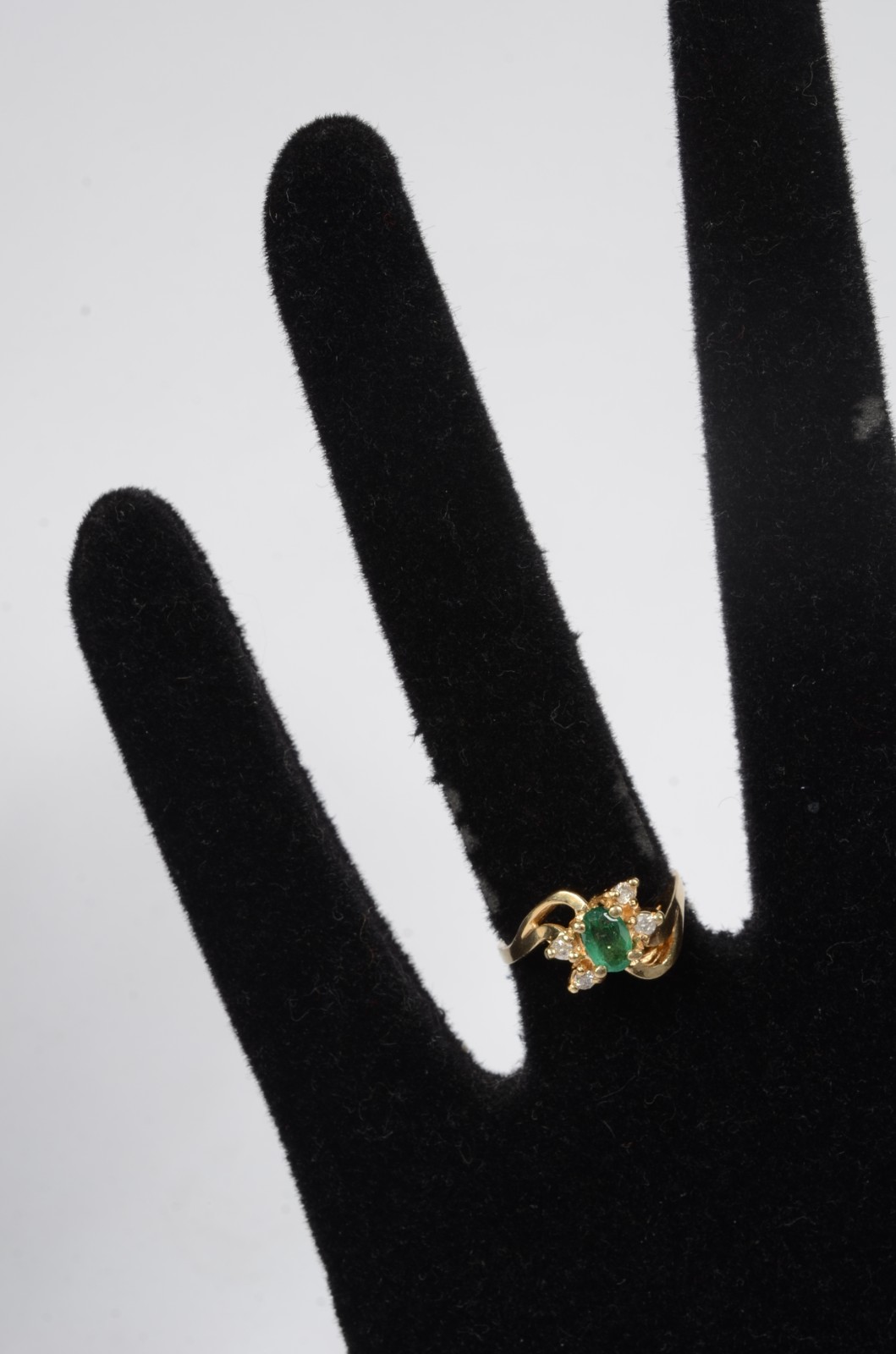Anel de ouro 18 k., contraste 750 mls cravejado com brilhantes. Aro... - foto 5 de 6