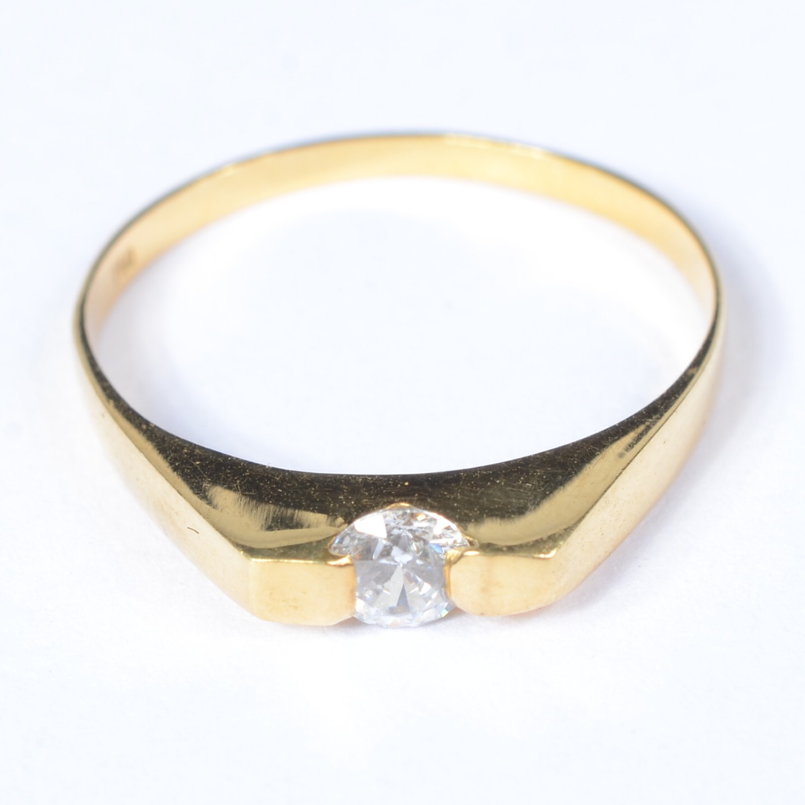 Solitário de ouro 18 k., contraste 750 com um brilhante de 0,15 ct... - foto 1 de 7