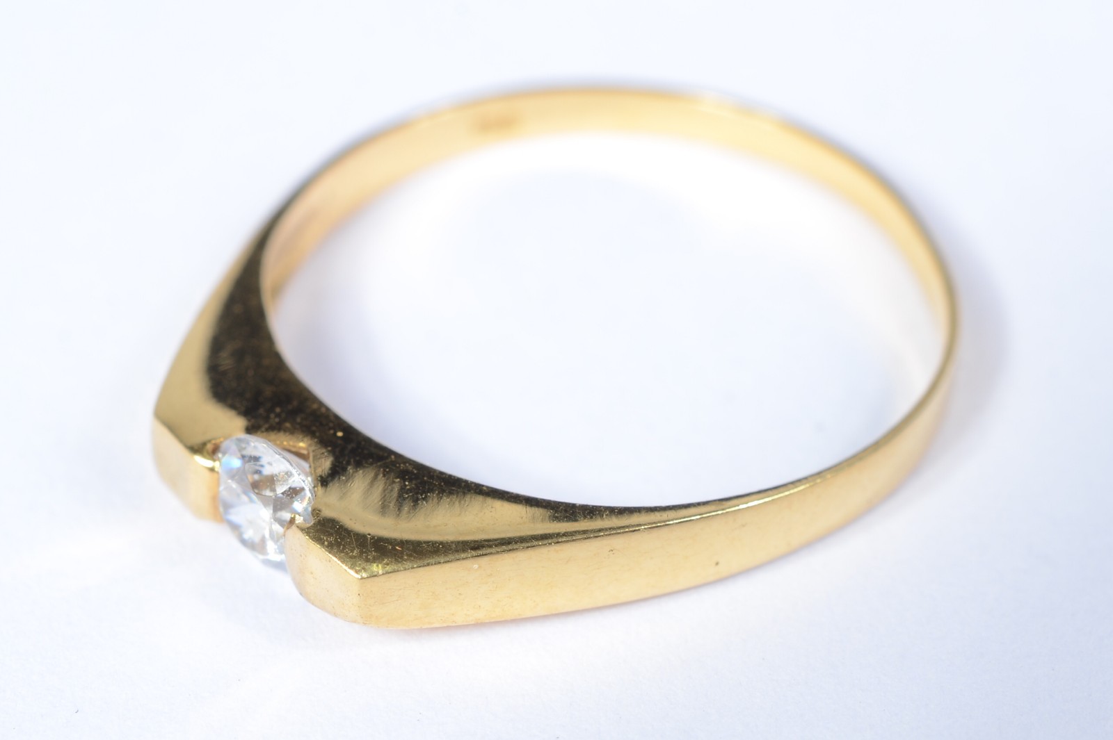 Solitário de ouro 18 k., contraste 750 com um brilhante de 0,15 ct... - foto 2 de 7