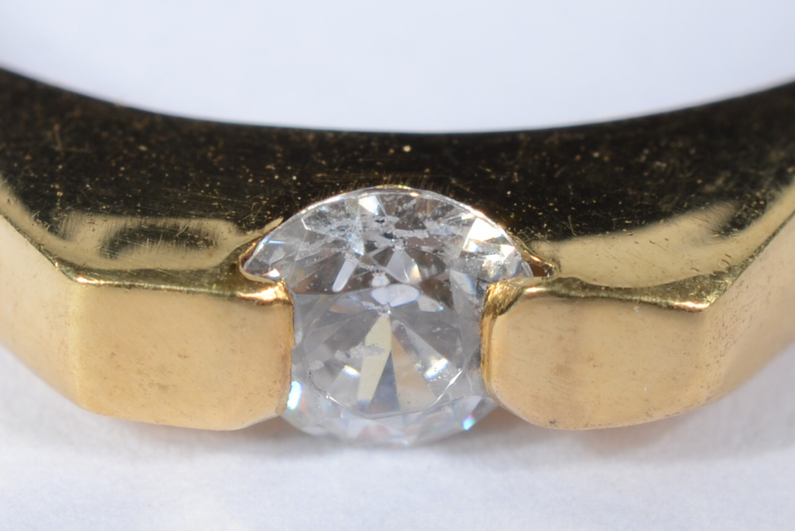 Solitário de ouro 18 k., contraste 750 com um brilhante de 0,15 ct... - foto 3 de 7