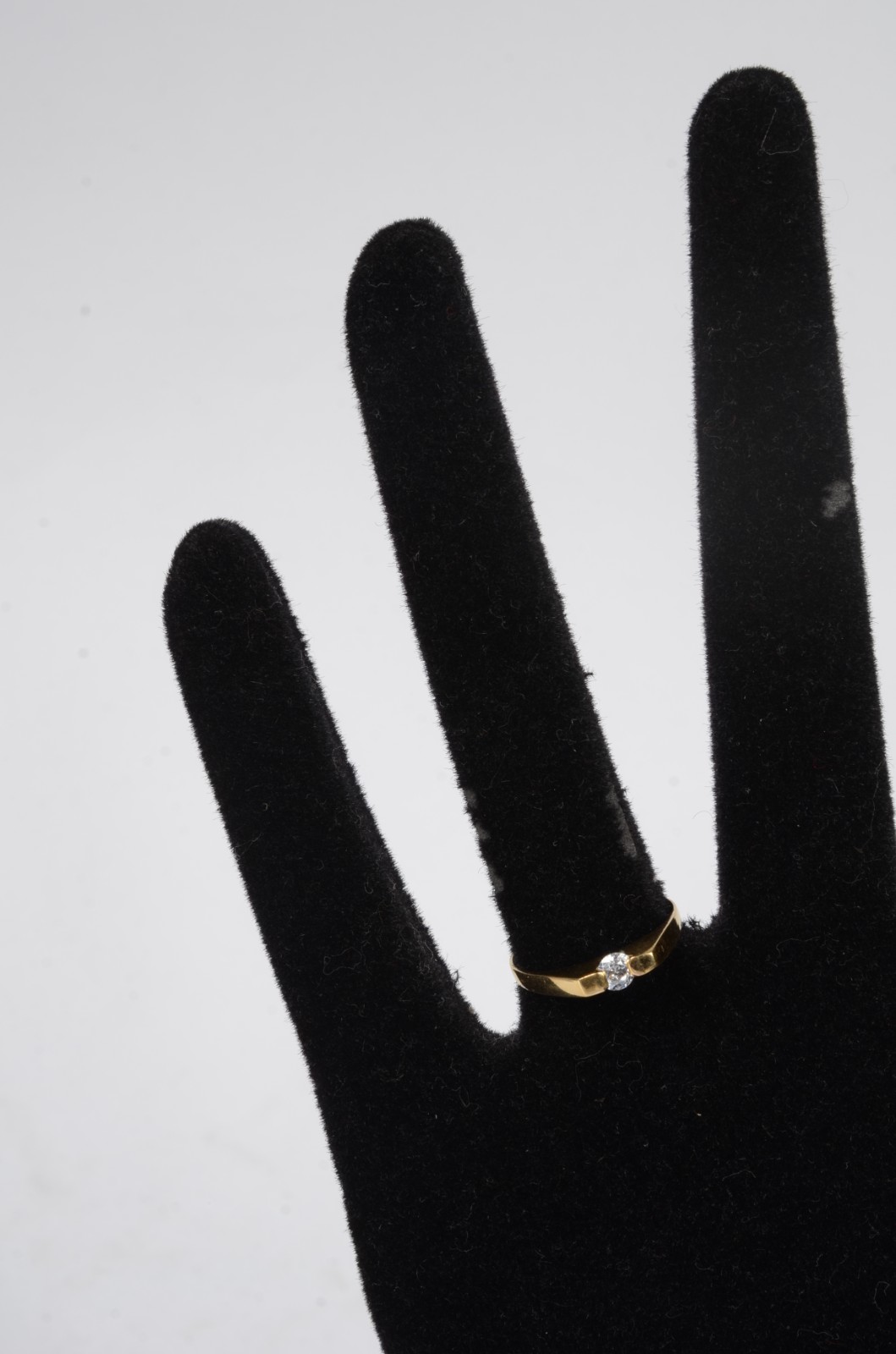 Solitário de ouro 18 k., contraste 750 com um brilhante de 0,15 ct... - foto 6 de 7