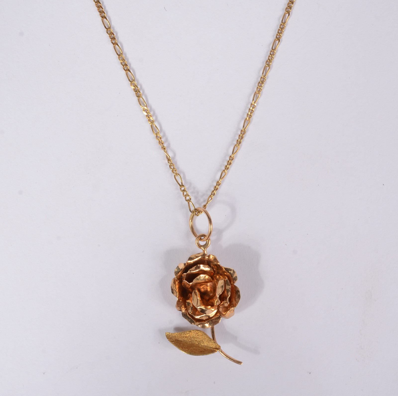 Colar com pendente na forma de "ramo" com flor de ouro 18 k. (Por... - foto 1 de 6