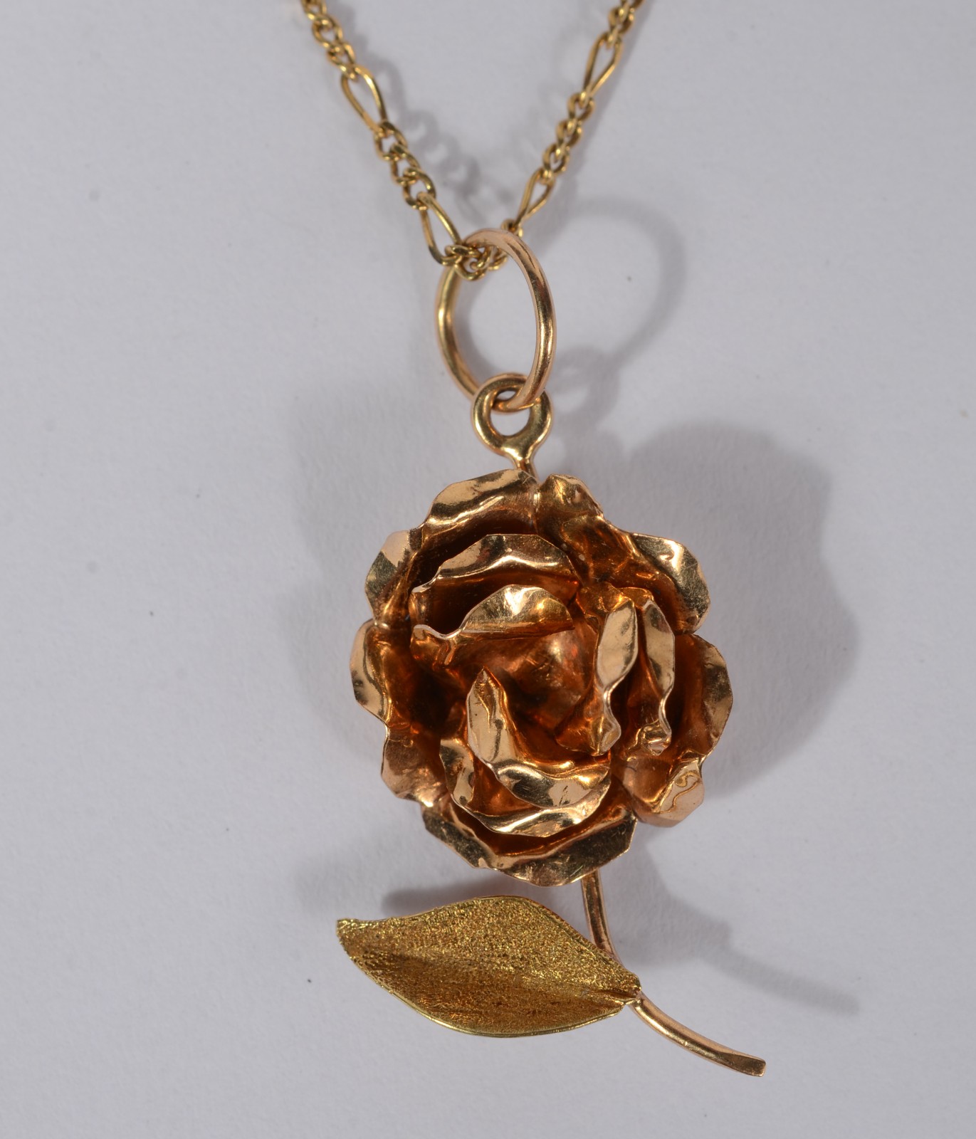 Colar com pendente na forma de "ramo" com flor de ouro 18 k. (Por... - foto 3 de 6