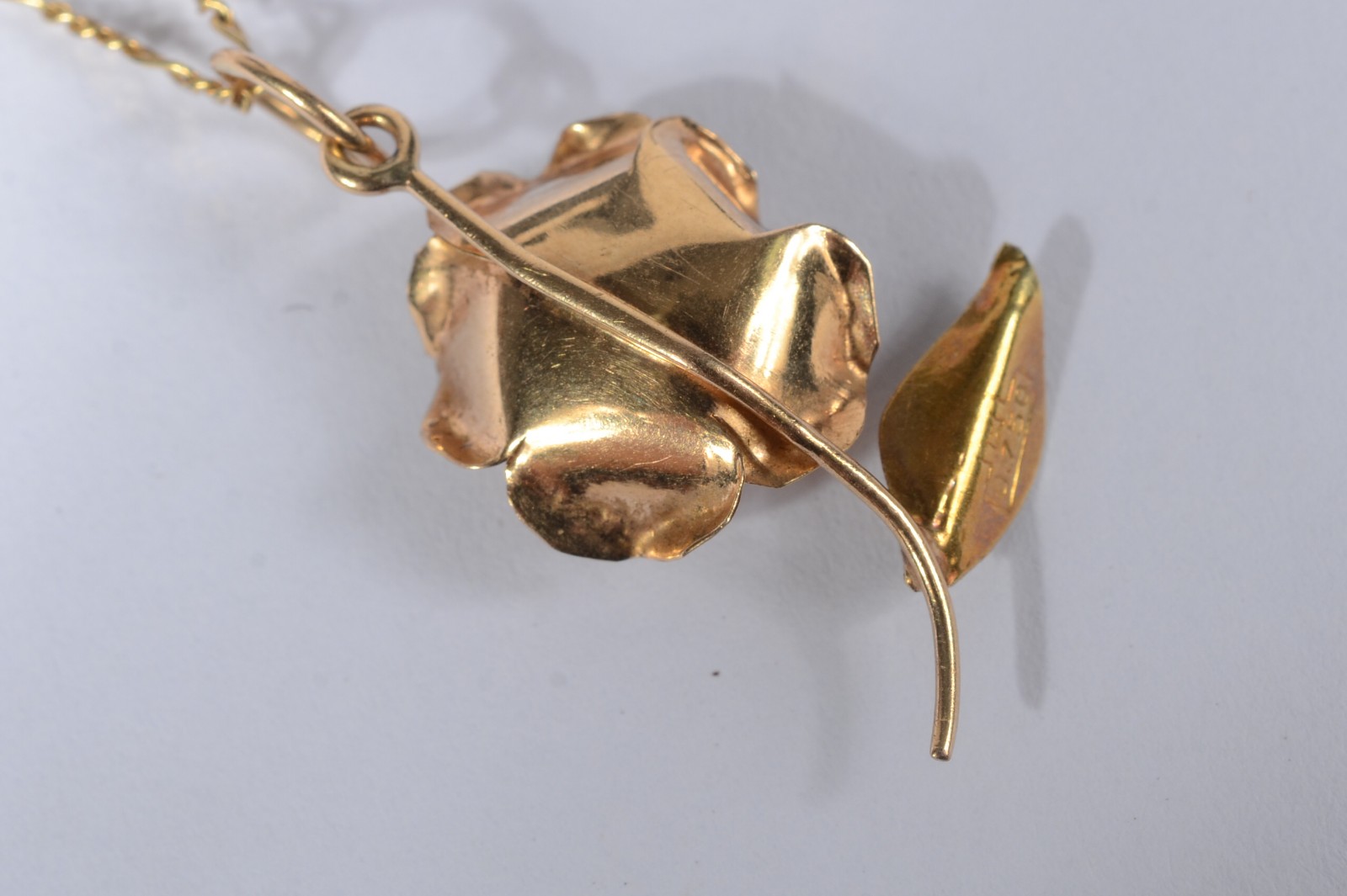 Colar com pendente na forma de "ramo" com flor de ouro 18 k. (Por... - foto 4 de 6