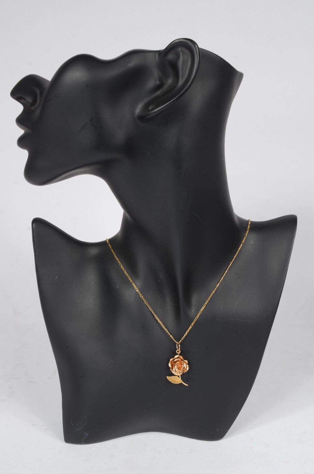 Colar com pendente na forma de "ramo" com flor de ouro 18 k. (Por... - foto 6 de 6