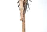 Crucifixo de madeira nobre com figura de Cristo... - Crucifixo de madeira nobre com figura de Cristo de madeira entalhada e policromada.