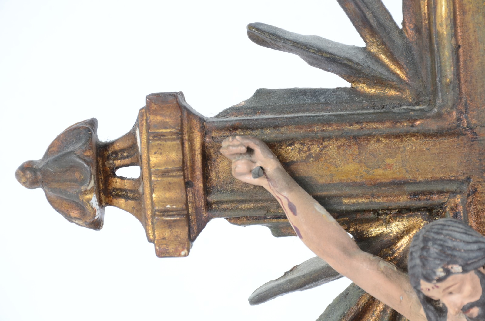 Crucifixo de madeira nobre com figura de Cristo de madeira entalhada... - foto 7 de 11