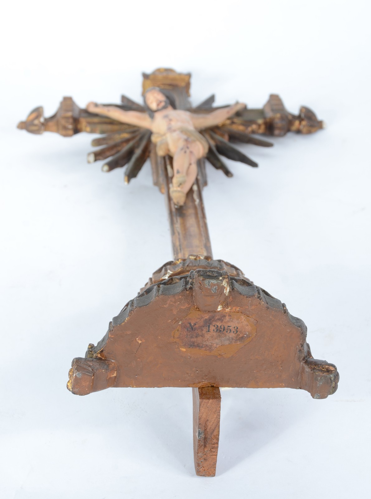 Crucifixo de madeira nobre com figura de Cristo de madeira entalhada... - foto 10 de 11