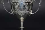 Taça de metal prateado com inscrições,  datada ... - Taça de metal prateado com inscrições,  datada de junho de 1835 de Edinburgh. Altura 29 cm.