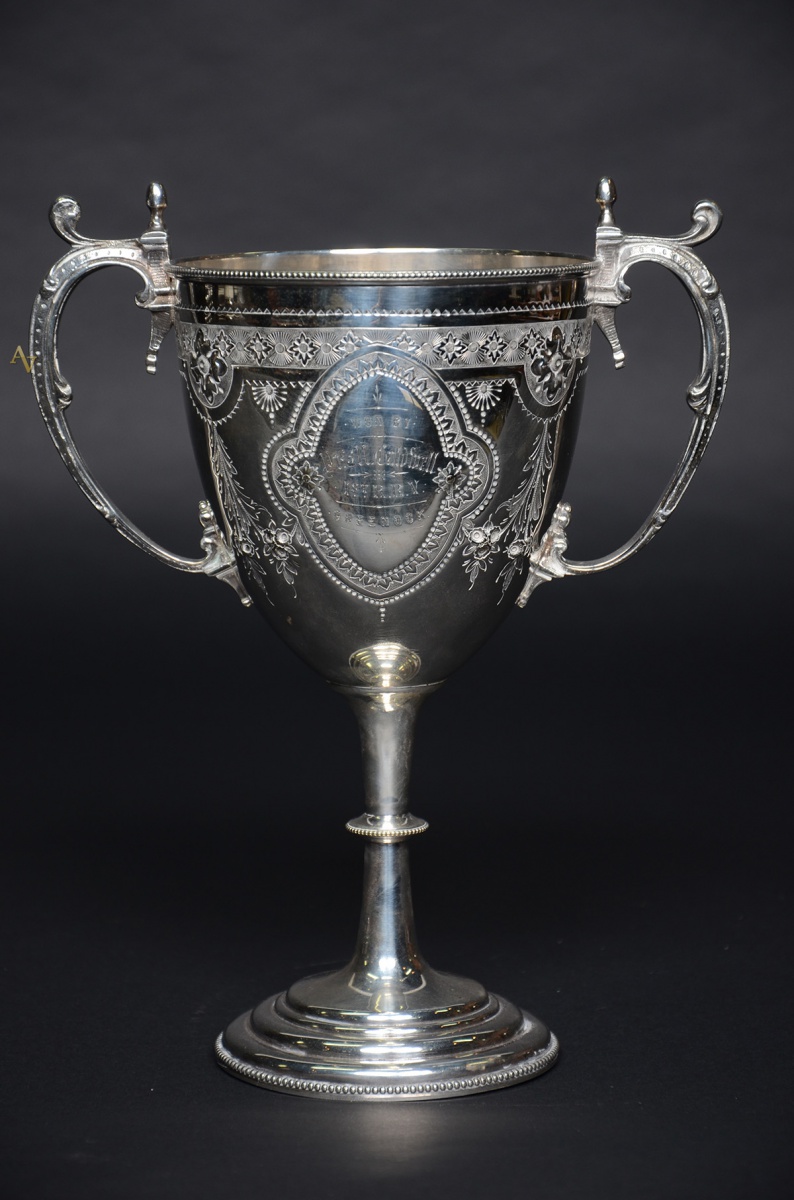 Taça de metal prateado com inscrições, datada de junho de 1835 de... - foto 1 de 3