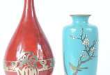 Dois vasos, sendo um de cloisonné com fundo azu... - Dois vasos, sendo um de cloisonné com fundo azul e pássaros em policromia com base de madeira e vaso de cerâmica vermelha portuguesa "Belo Calda...