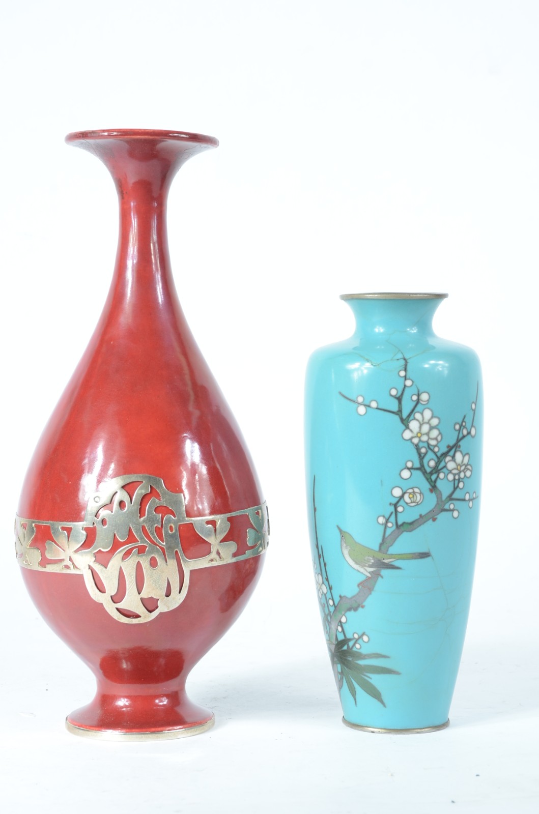 Dois vasos, sendo um de cloisonné com fundo azul e pássaros em... - foto 1 de 9