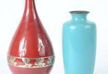 Dois vasos, sendo um de cloisonné com fundo azu... - Dois vasos, sendo um de cloisonné com fundo azul e pássaros em policromia com base de madeira e vaso de cerâmica vermelha portuguesa "Belo Calda...
