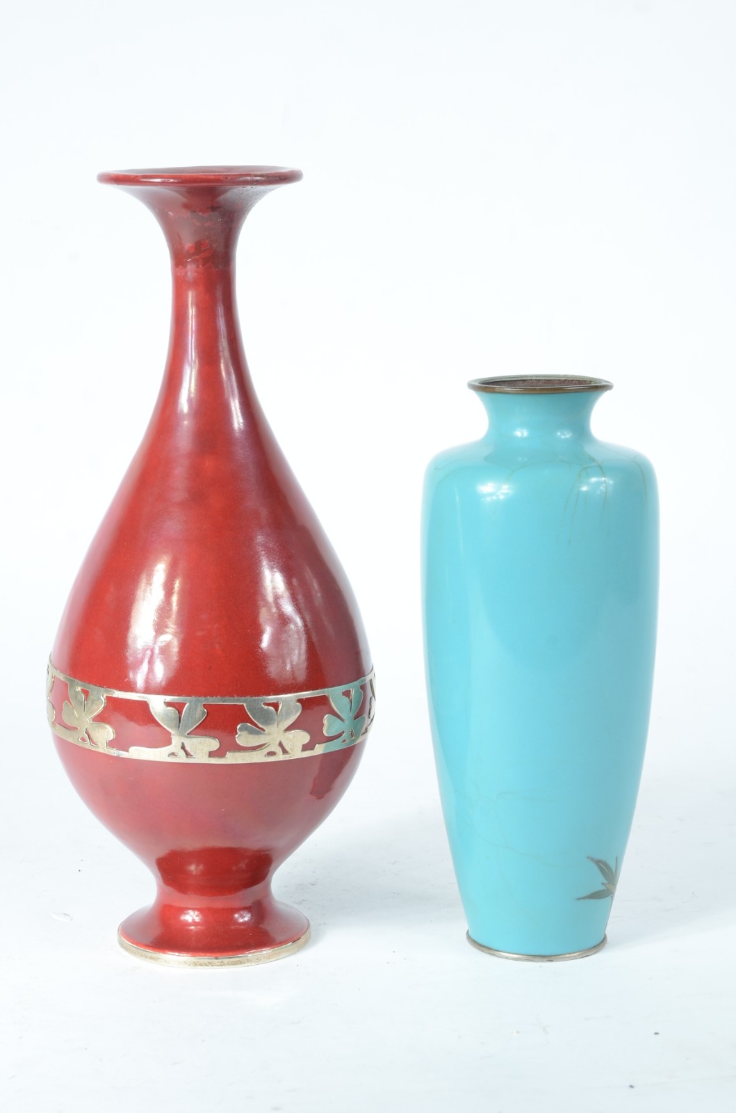 Dois vasos, sendo um de cloisonné com fundo azul e pássaros em... - foto 2 de 9