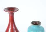 Dois vasos, sendo um de cloisonné com fundo azu... - Dois vasos, sendo um de cloisonné com fundo azul e pássaros em policromia com base de madeira e vaso de cerâmica vermelha portuguesa "Belo Calda...