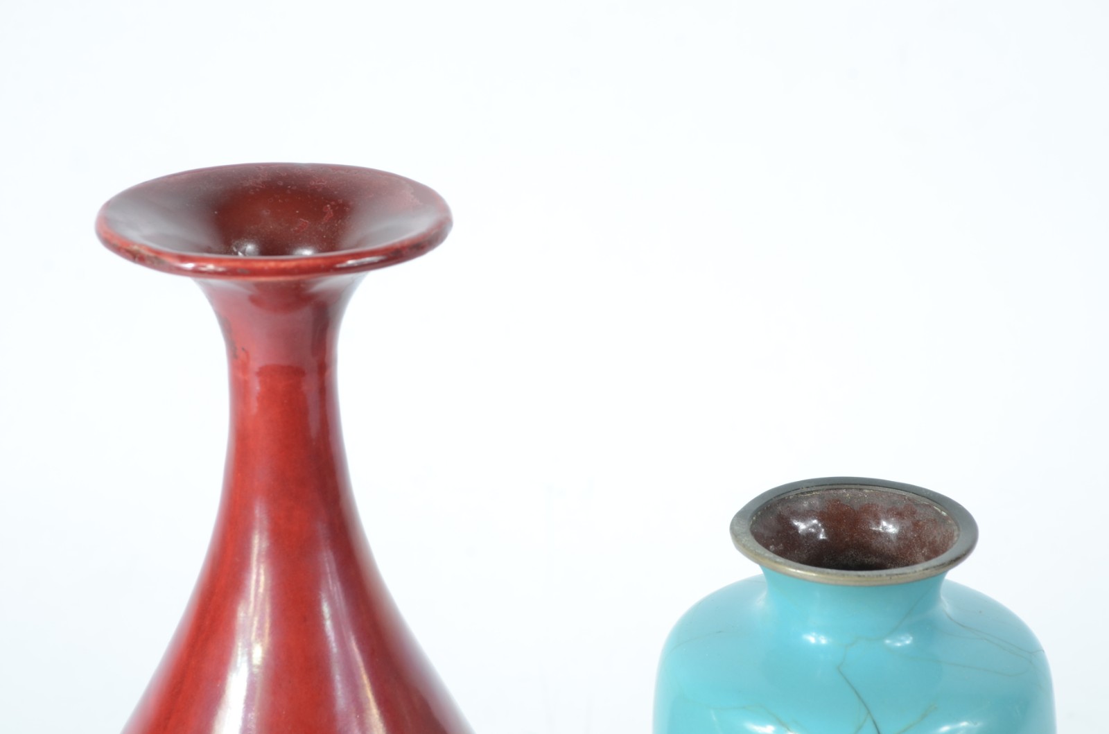 Dois vasos, sendo um de cloisonné com fundo azul e pássaros em... - foto 3 de 9