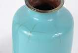 Dois vasos, sendo um de cloisonné com fundo azu... - Dois vasos, sendo um de cloisonné com fundo azul e pássaros em policromia com base de madeira e vaso de cerâmica vermelha portuguesa "Belo Calda...