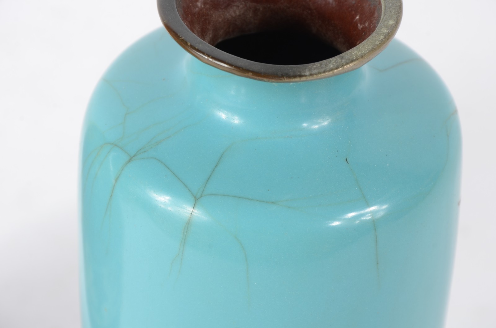 Dois vasos, sendo um de cloisonné com fundo azul e pássaros em... - foto 4 de 9