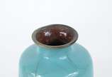 Dois vasos, sendo um de cloisonné com fundo azu... - Dois vasos, sendo um de cloisonné com fundo azul e pássaros em policromia com base de madeira e vaso de cerâmica vermelha portuguesa "Belo Calda...