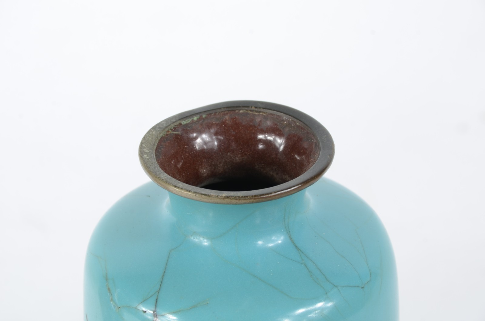 Dois vasos, sendo um de cloisonné com fundo azul e pássaros em... - foto 5 de 9