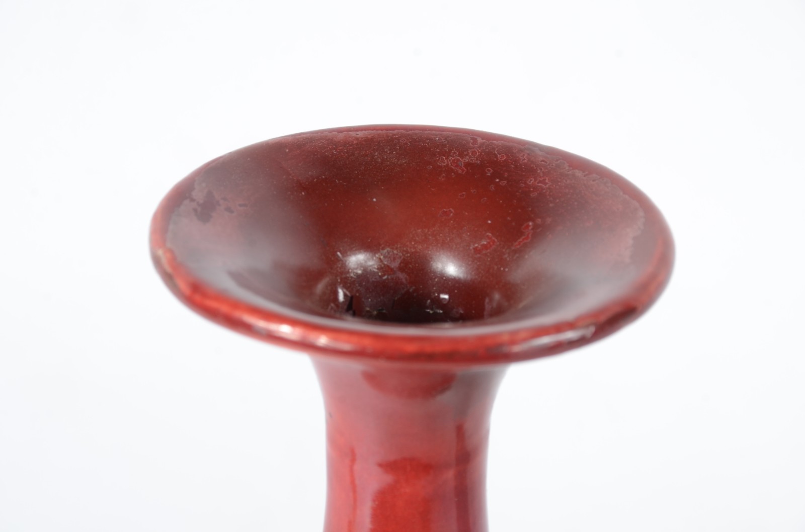 Dois vasos, sendo um de cloisonné com fundo azul e pássaros em... - foto 6 de 9
