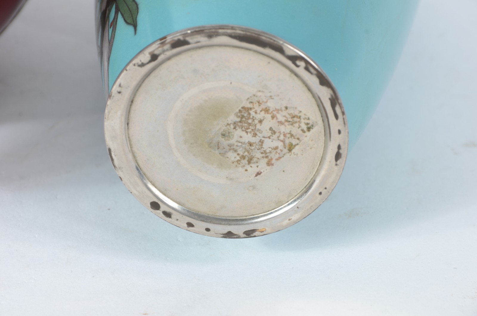 Dois vasos, sendo um de cloisonné com fundo azul e pássaros em... - foto 7 de 9
