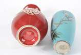 Dois vasos, sendo um de cloisonné com fundo azu... - Dois vasos, sendo um de cloisonné com fundo azul e pássaros em policromia com base de madeira e vaso de cerâmica vermelha portuguesa "Belo Calda...