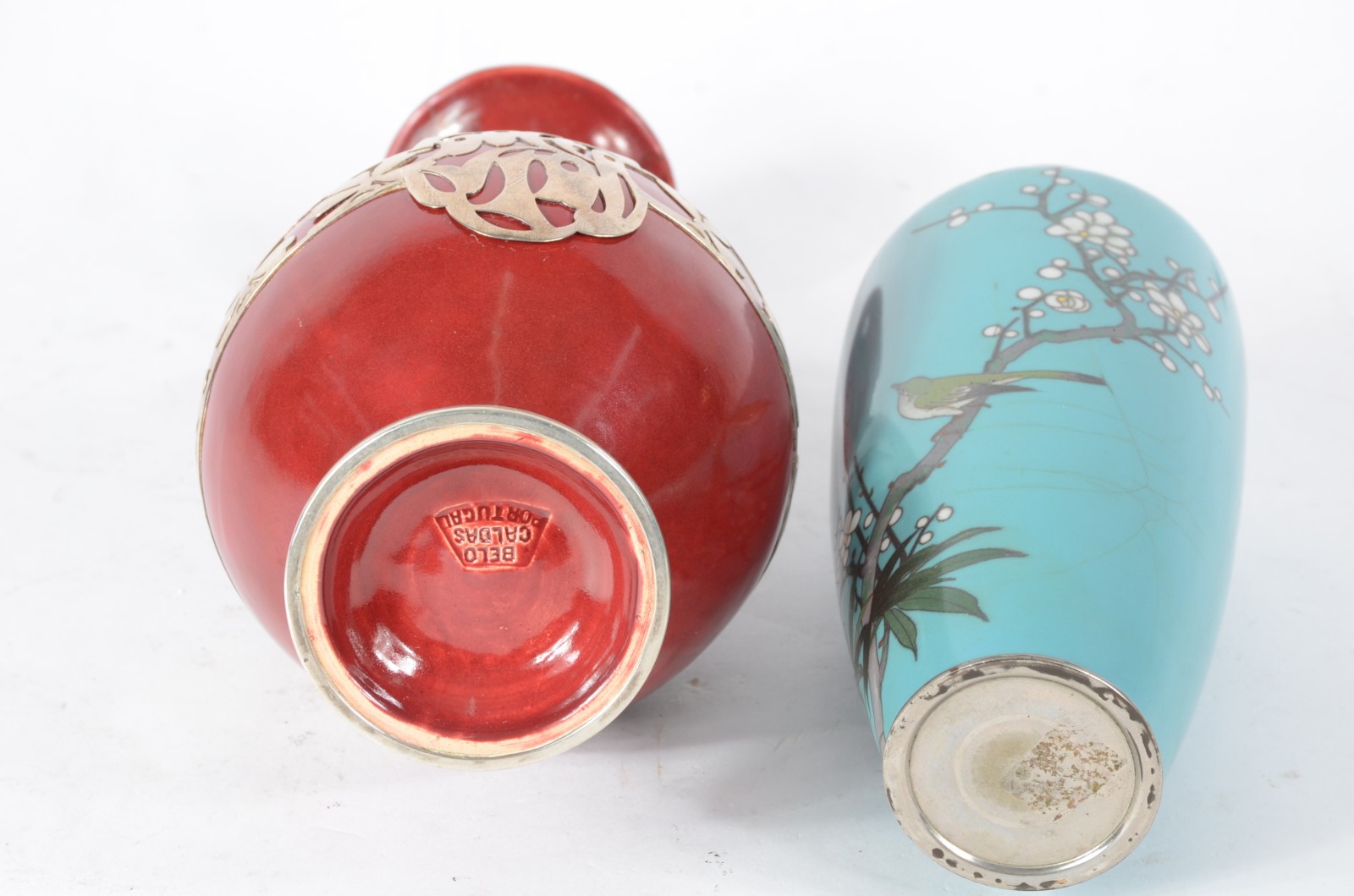 Dois vasos, sendo um de cloisonné com fundo azul e pássaros em... - foto 8 de 9