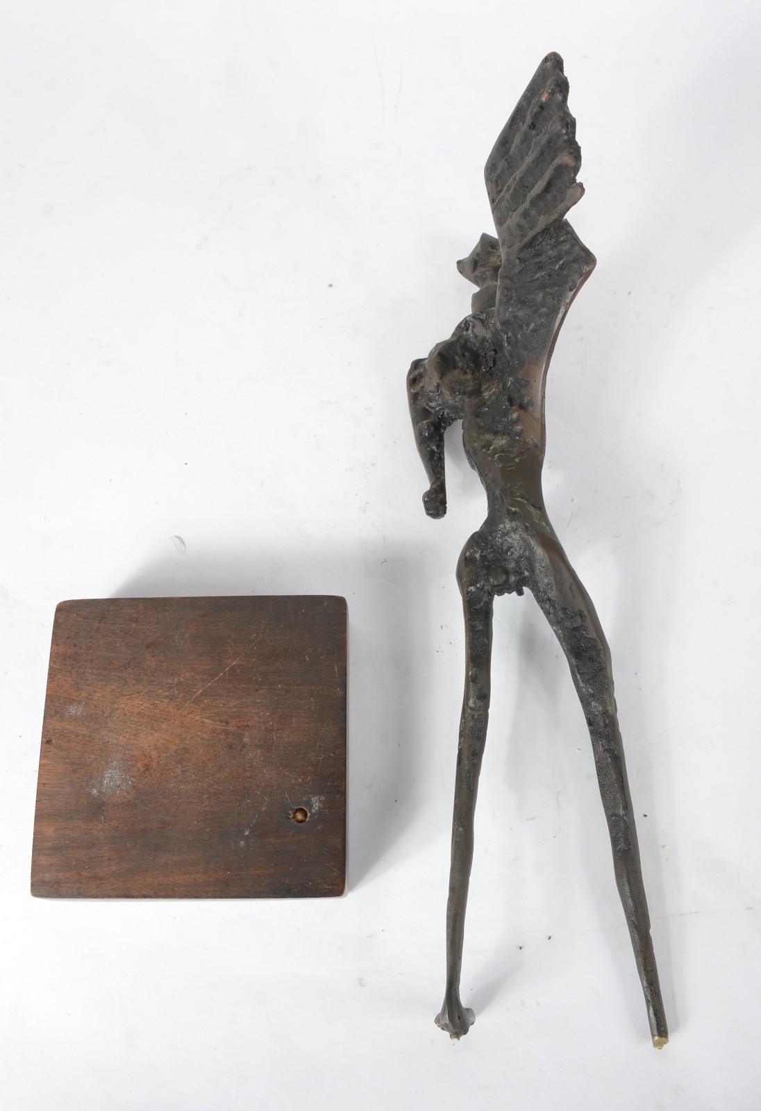 Escultura de bronze patinada, base de madeira com inicias R.C. Um pé... - foto 4 de 7