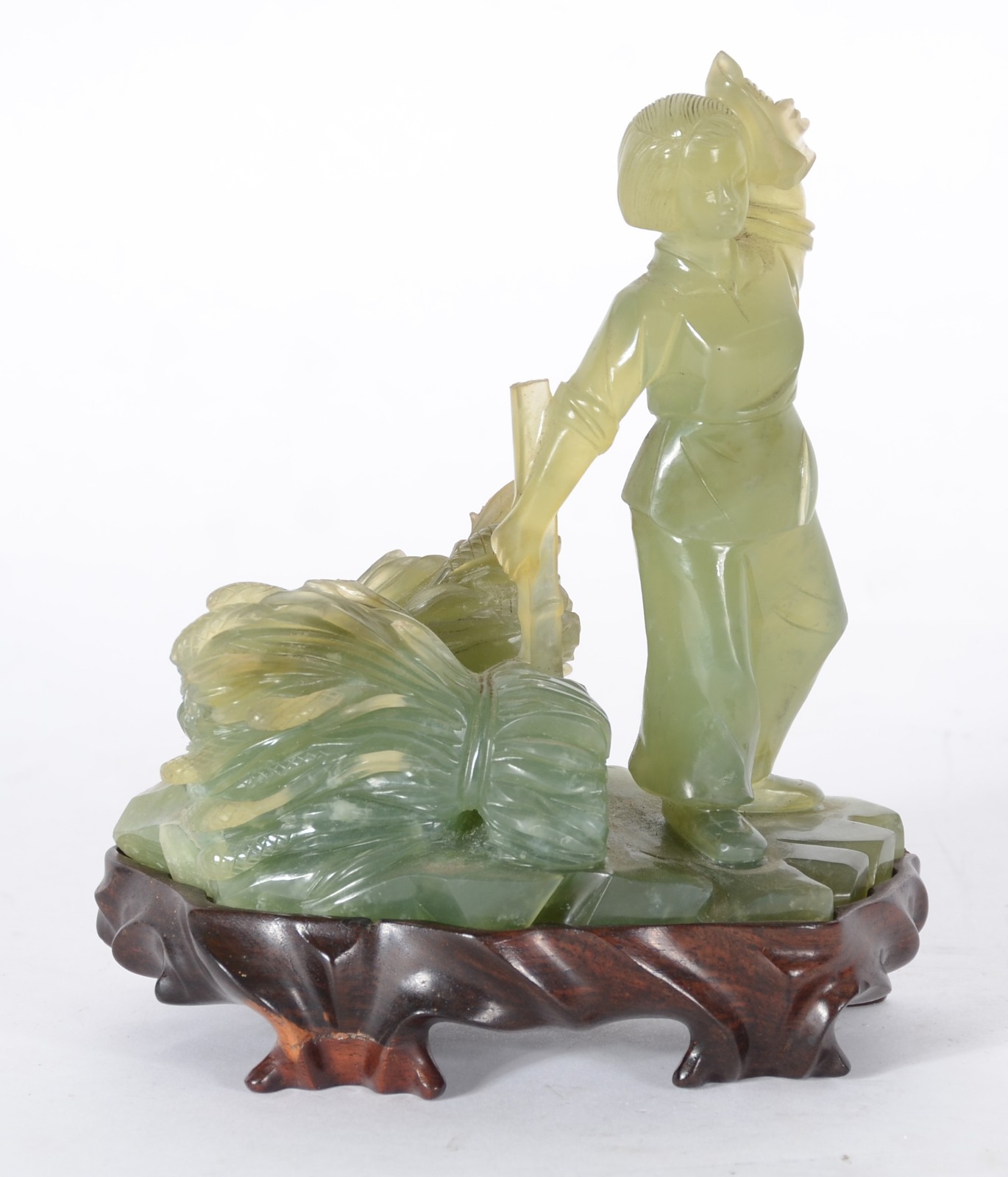 Escultura de jade representando menino, base de madeira. - foto 1 de 11