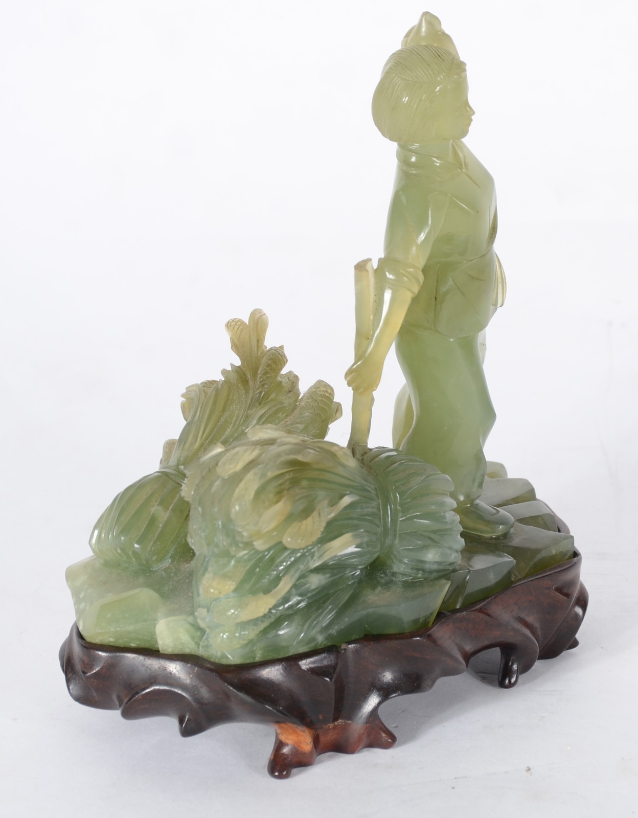 Escultura de jade representando menino, base de madeira. - foto 3 de 11