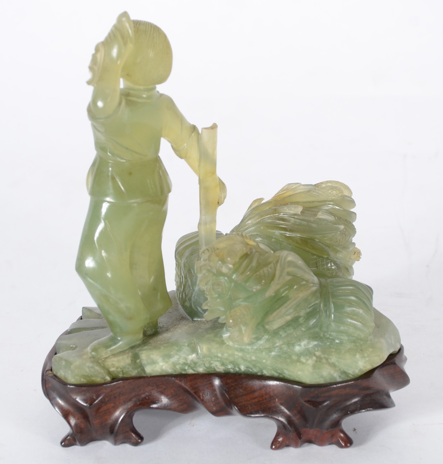 Escultura de jade representando menino, base de madeira. - foto 4 de 11