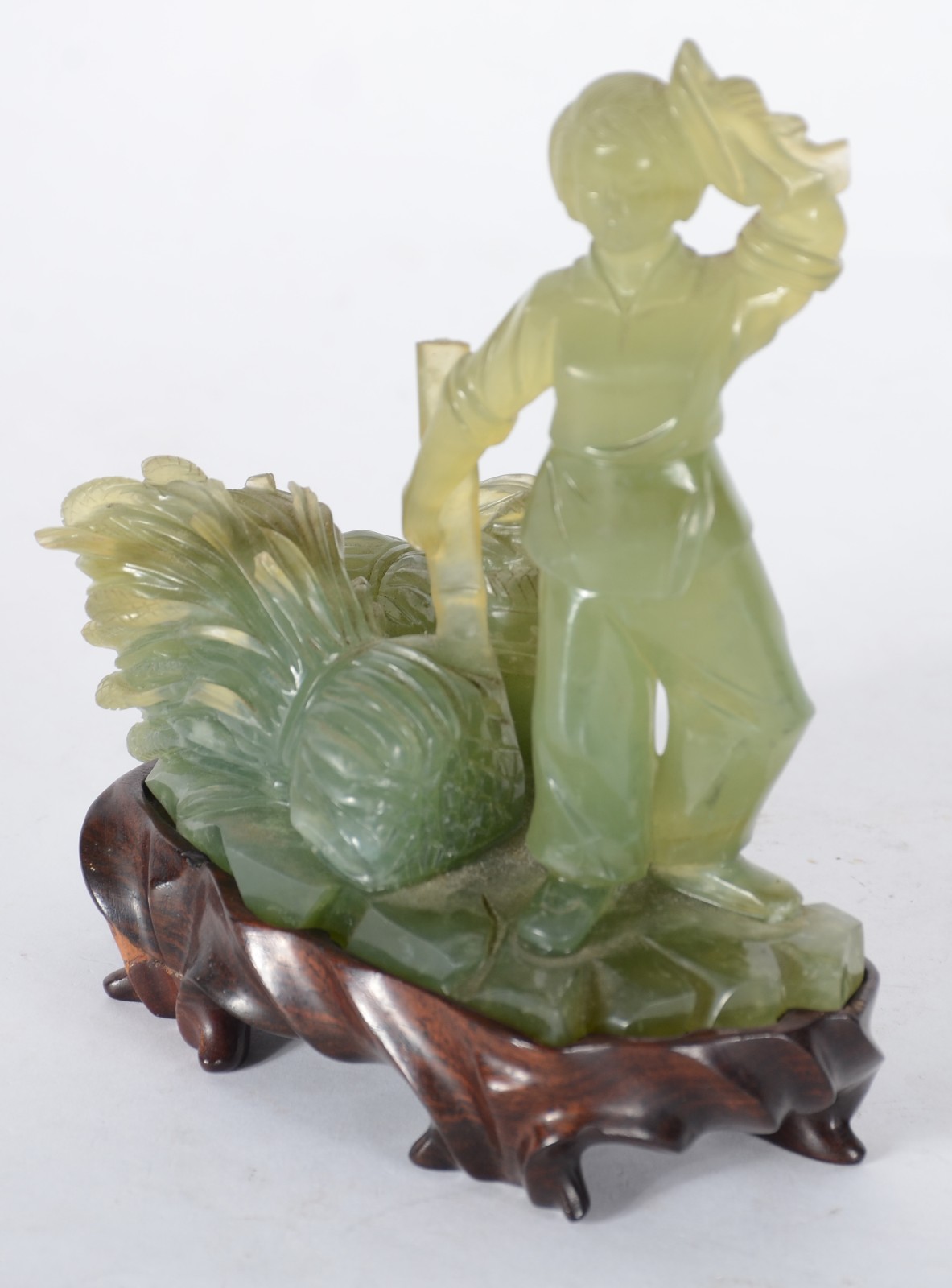 Escultura de jade representando menino, base de madeira. - foto 6 de 11