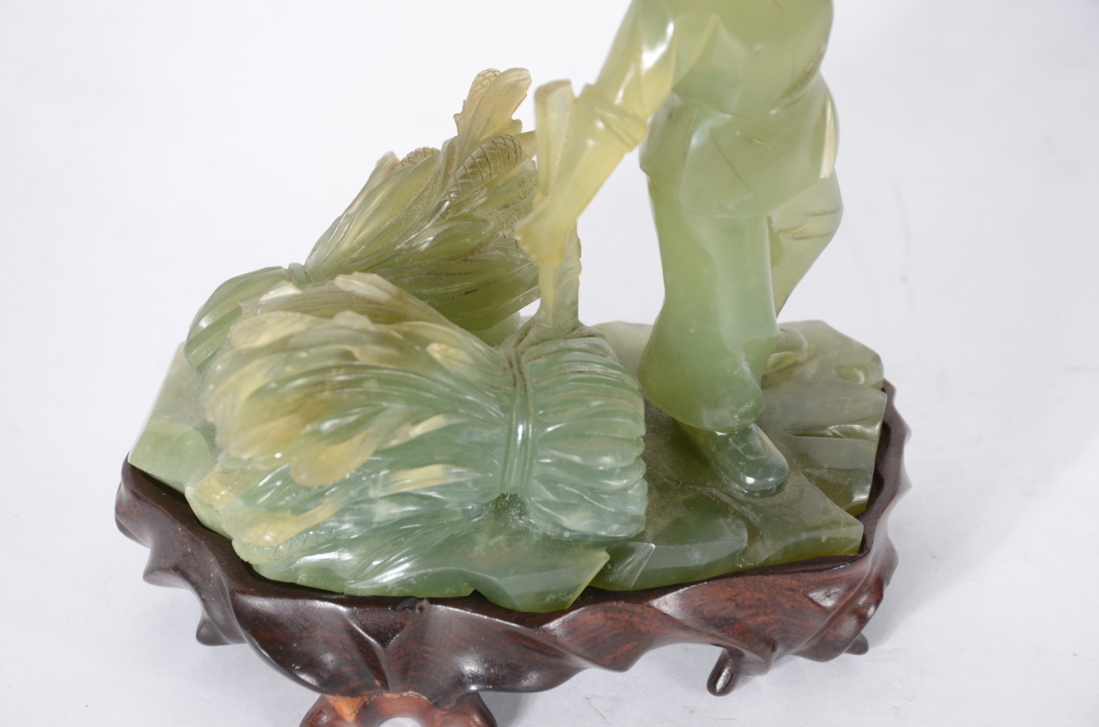 Escultura de jade representando menino, base de madeira. - foto 7 de 11
