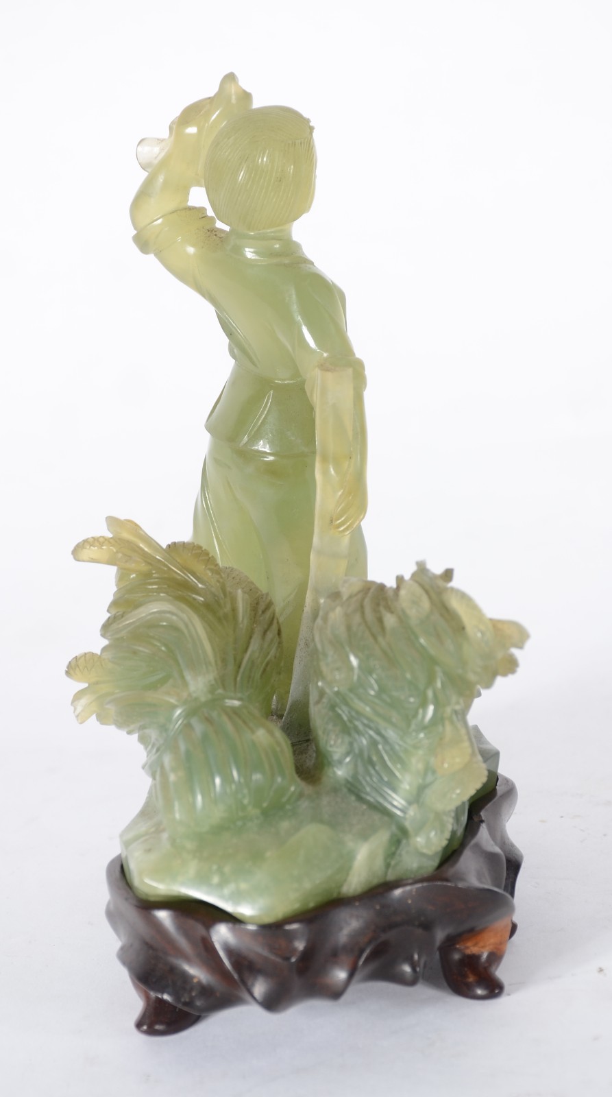 Escultura de jade representando menino, base de madeira. - foto 8 de 11