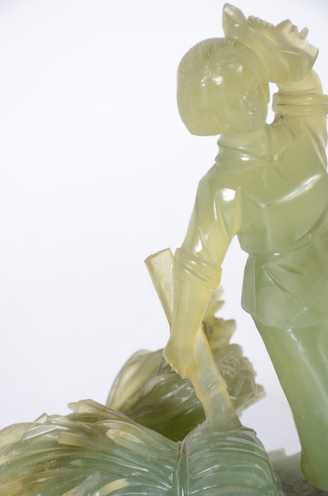 Escultura de jade representando menino, base de madeira. - foto 9 de 11