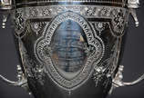 Taça de metal prateado com inscrições,  datada ... - Taça de metal prateado com inscrições,  datada de junho de 1835 de Edinburgh. Altura 29 cm.