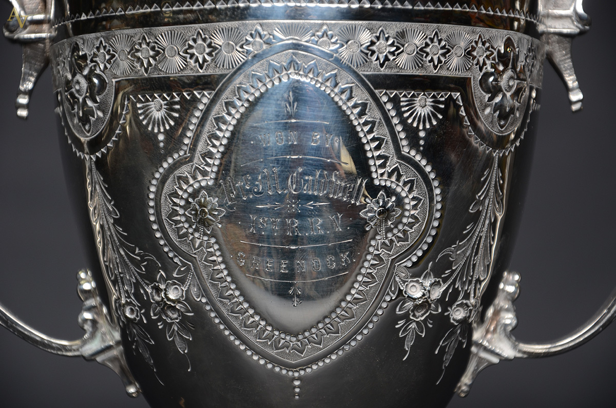Taça de metal prateado com inscrições, datada de junho de 1835 de... - foto 2 de 3