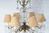 Lustre para 6 luzes de metal dourado com pingen... - Lustre para 6 luzes de metal dourado com pingentes e contas de cristal lapidada.