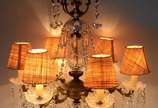 Lustre para 6 luzes de metal dourado com pingen... - Lustre para 6 luzes de metal dourado com pingentes e contas de cristal lapidada.