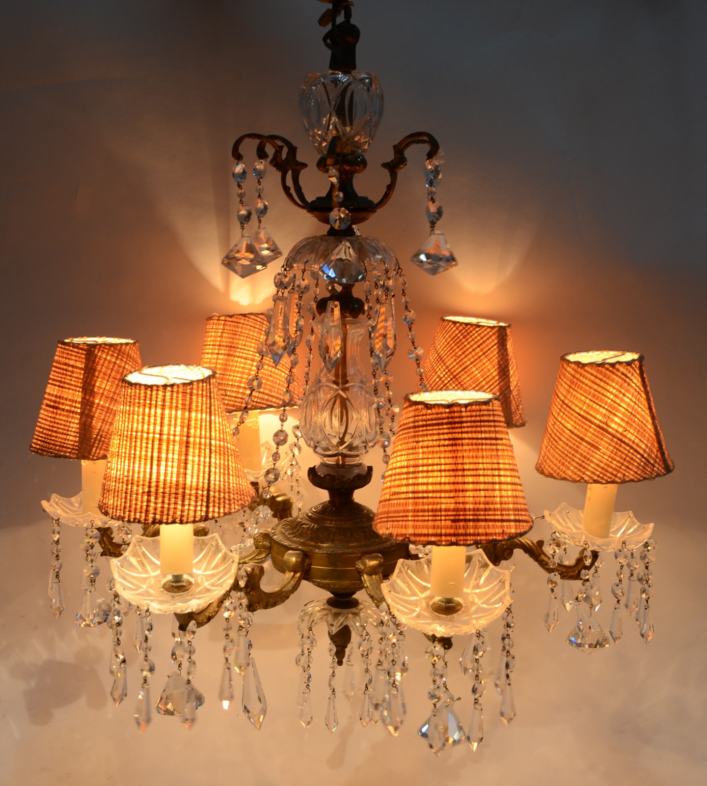 Lustre para 6 luzes de metal dourado com pingentes e contas de... - foto 2 de 7