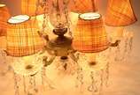 Lustre para 6 luzes de metal dourado com pingen... - Lustre para 6 luzes de metal dourado com pingentes e contas de cristal lapidada.