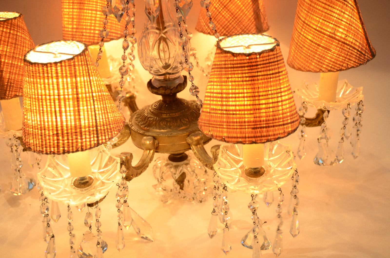 Lustre para 6 luzes de metal dourado com pingentes e contas de... - foto 3 de 7