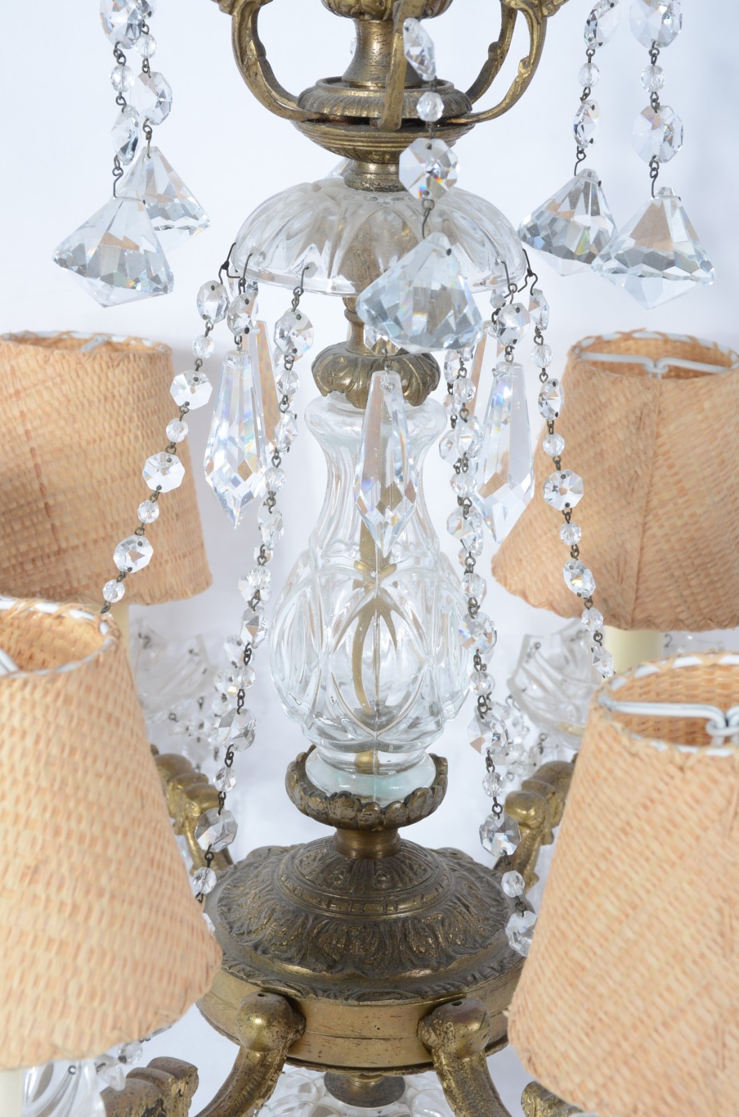 Lustre para 6 luzes de metal dourado com pingentes e contas de... - foto 4 de 7
