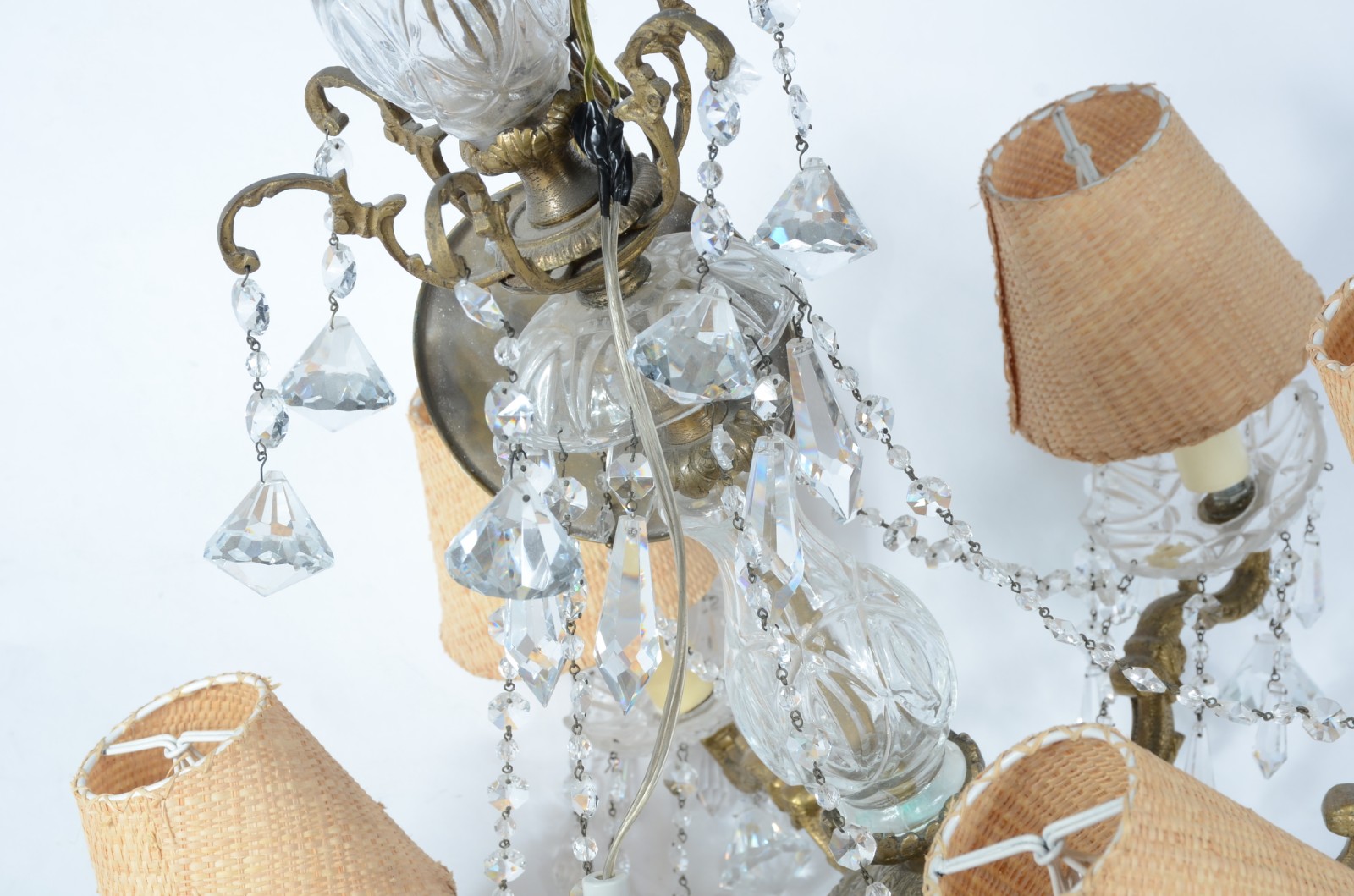 Lustre para 6 luzes de metal dourado com pingentes e contas de... - foto 6 de 7